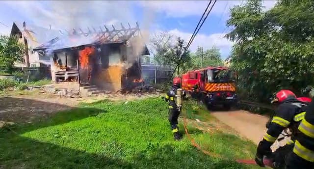  Intervenția rapidă a pompierilor a prevenit răspândirea incendiului!
