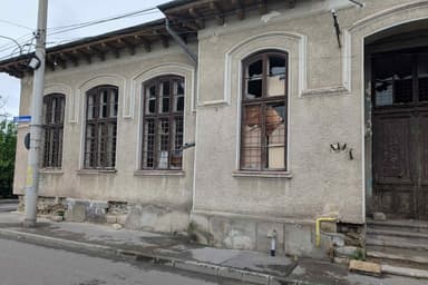  Imobilul riscă prăbușirea, amenințând siguranța elevilor și trecătorilor de pe strada Dimitrie Bolintineanu.