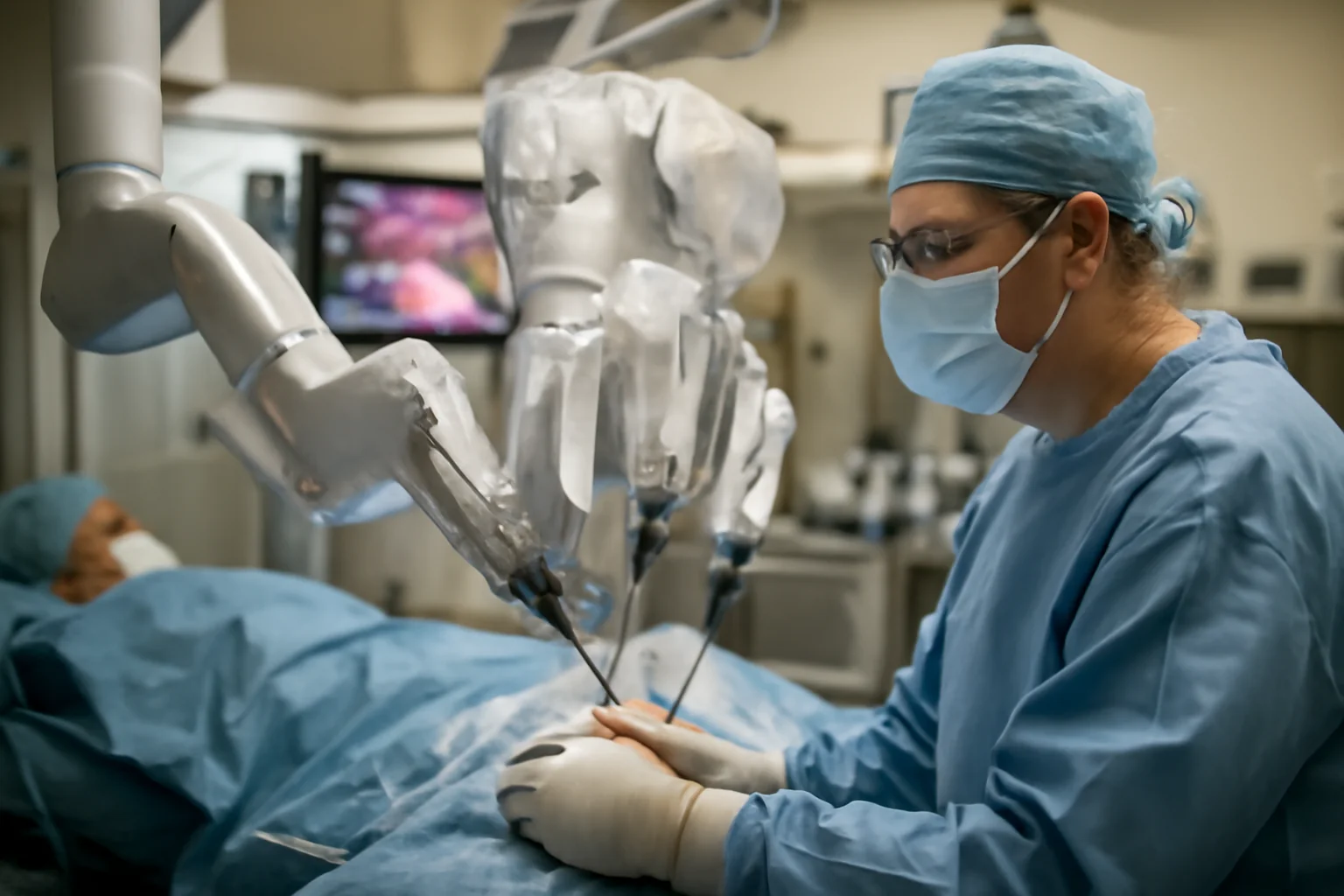 Intervenție chirurgicală realizată de la distanță de un medic londonez, asistat de tehnologie robotică la 2.400 km depărtare